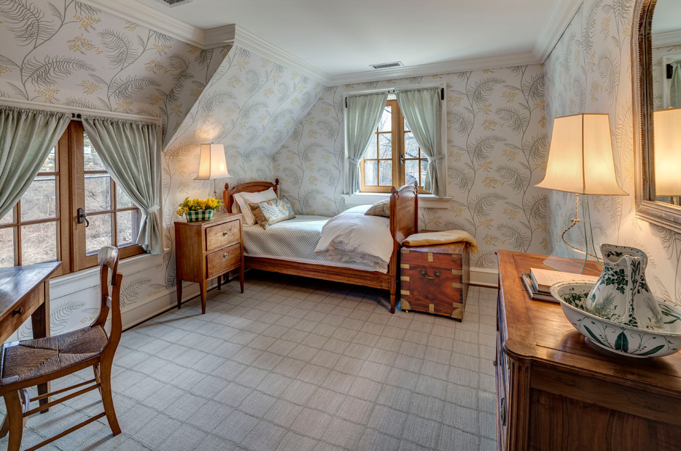 Свежая идея для дизайна: гостевая спальня (комната для гостей) в стиле кантри с разноцветными стенами и ковровым покрытием без камина - отличное фото интерьера