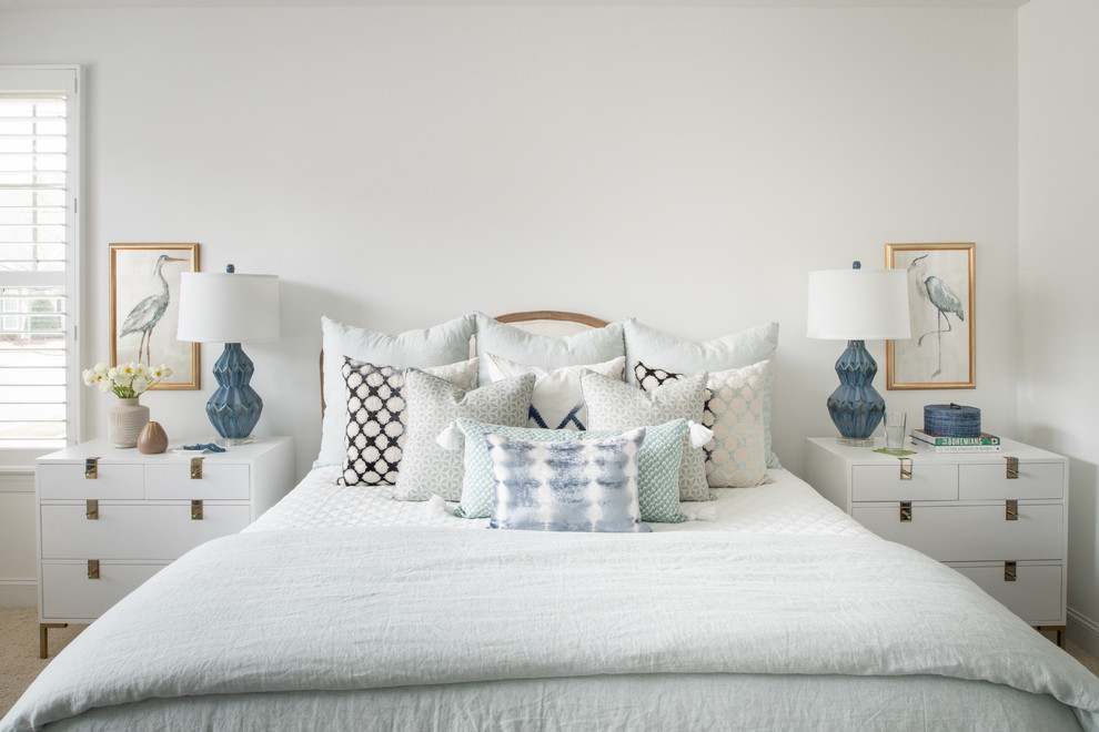 Идея дизайна: большая хозяйская спальня в морском стиле с белыми стенами, ковровым покрытием и белым полом без камина