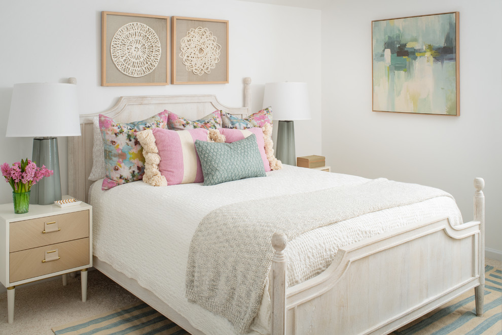 Idée de décoration pour une petite chambre grise et rose marine avec un mur blanc, aucune cheminée et un sol beige.