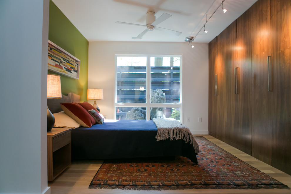 インディアナポリスにあるコンテンポラリースタイルのおしゃれな寝室 (緑の壁、ベージュの床) のレイアウト