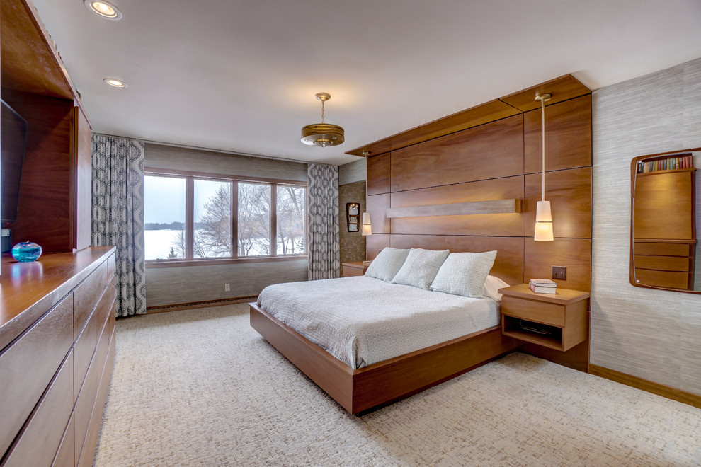 ミネアポリスにある広いミッドセンチュリースタイルのおしゃれな主寝室 (グレーの壁、カーペット敷き、グレーの床) のレイアウト