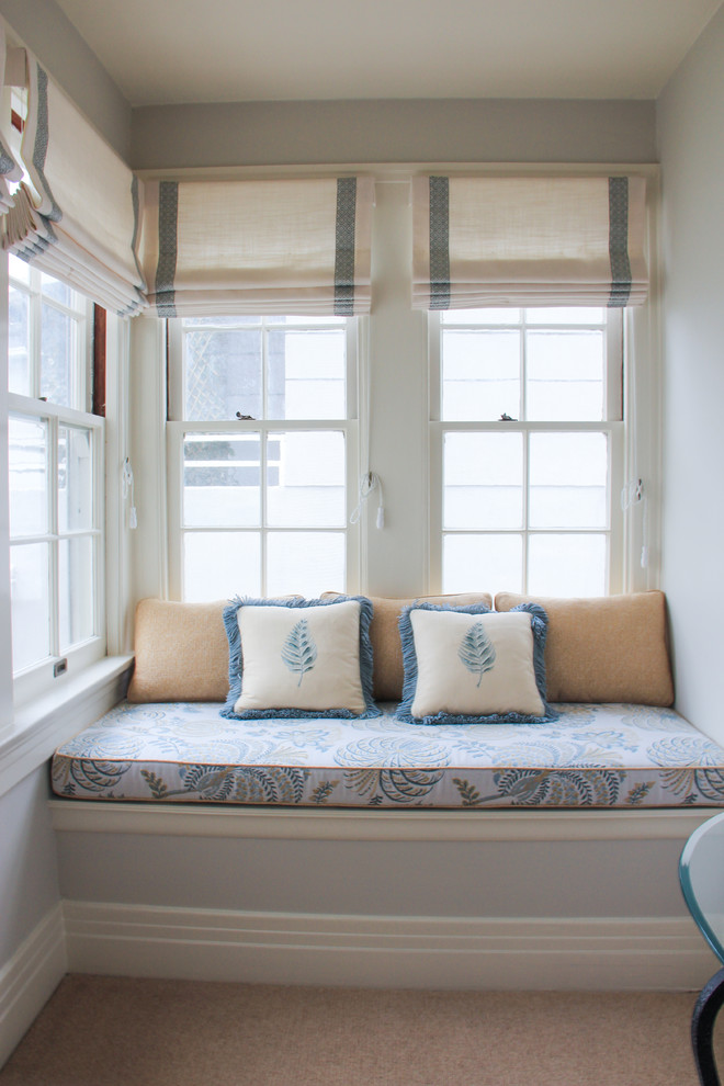 Источник вдохновения для домашнего уюта: маленькая хозяйская спальня в стиле неоклассика (современная классика) с серыми стенами и ковровым покрытием для на участке и в саду