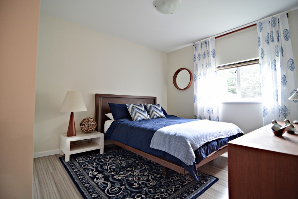 Exemple d'une chambre d'amis rétro de taille moyenne avec un mur beige et parquet clair.