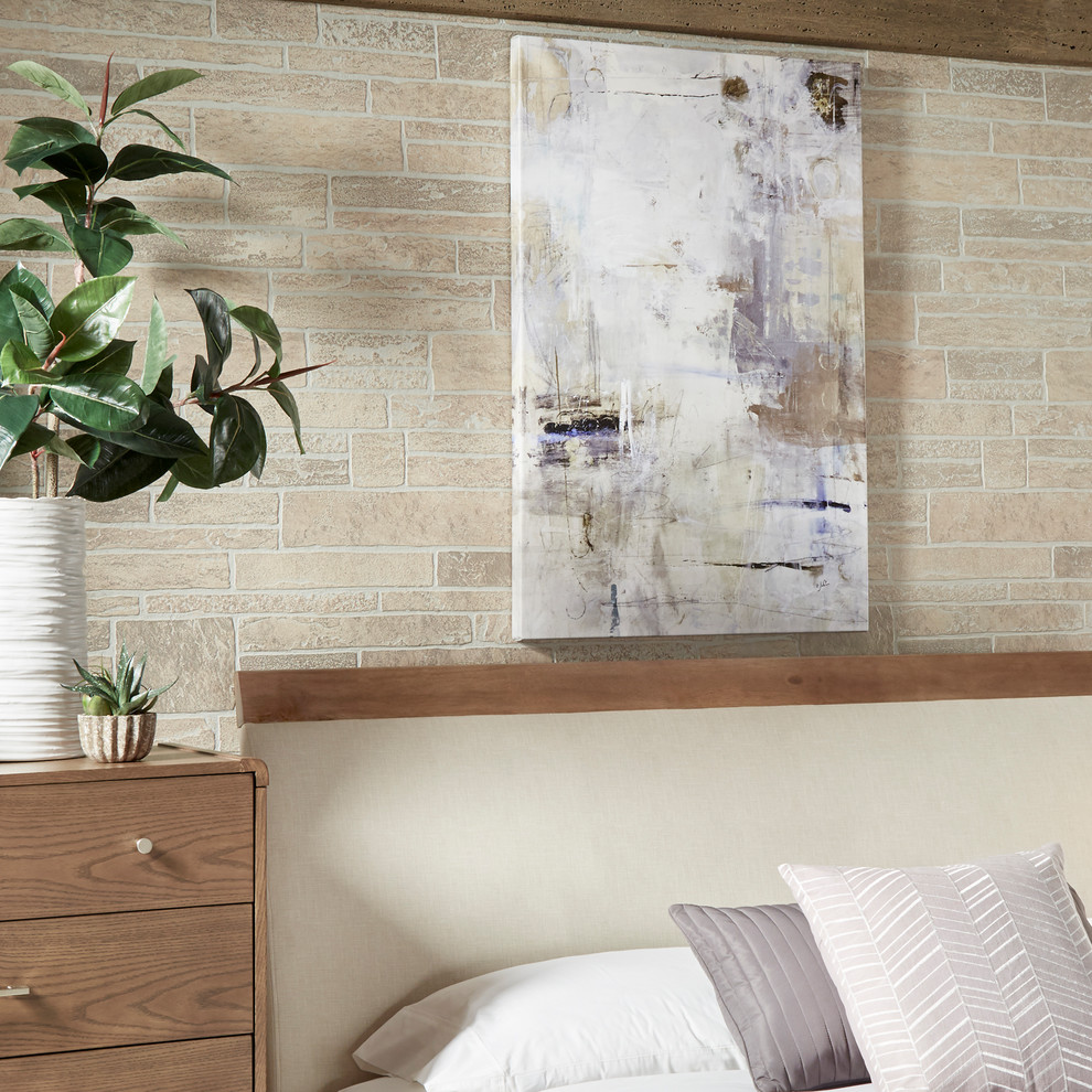Diseño de dormitorio principal retro de tamaño medio con paredes beige y suelo de madera en tonos medios