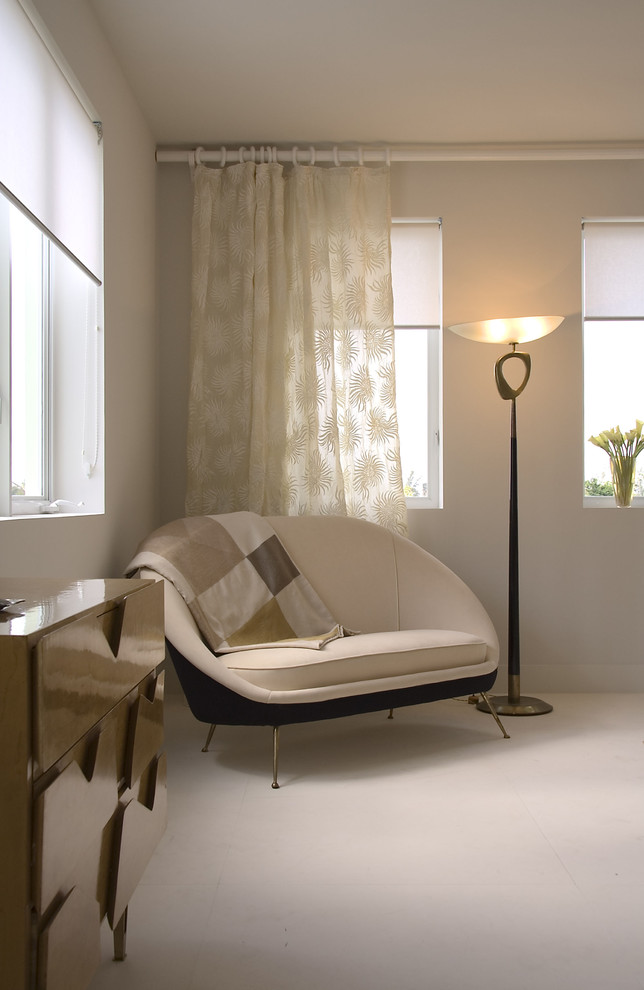 Diseño de dormitorio retro con paredes beige