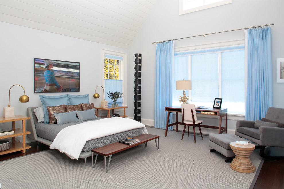 Идея дизайна: спальня в стиле ретро с белыми стенами, темным паркетным полом и синими шторами