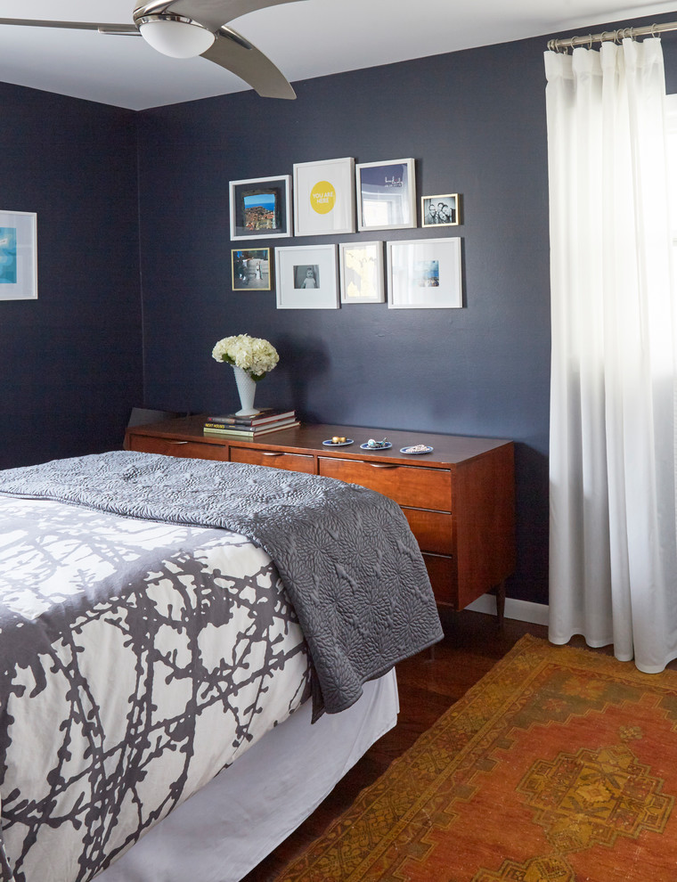 Foto di una piccola camera matrimoniale minimalista con parquet scuro e pavimento marrone