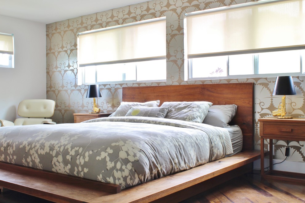На фото: хозяйская спальня в стиле ретро с разноцветными стенами и акцентной стеной с
