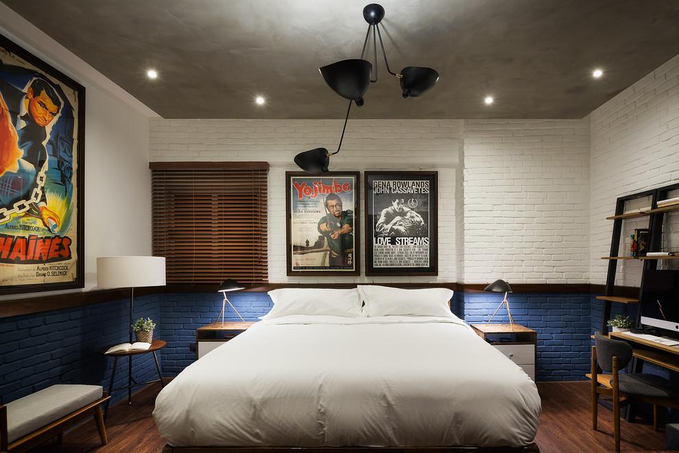 他の地域にある中くらいなインダストリアルスタイルのおしゃれな主寝室 (青い壁、ラミネートの床、茶色い床、グレーとブラウン)