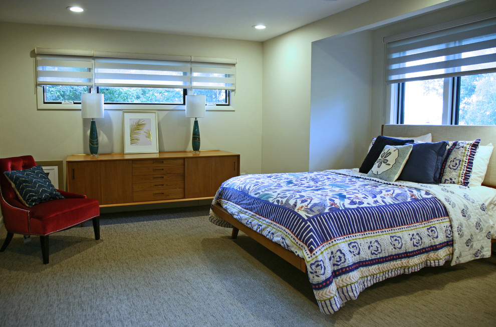 На фото: гостевая спальня среднего размера, (комната для гостей) в стиле ретро с бежевыми стенами, ковровым покрытием и серым полом без камина