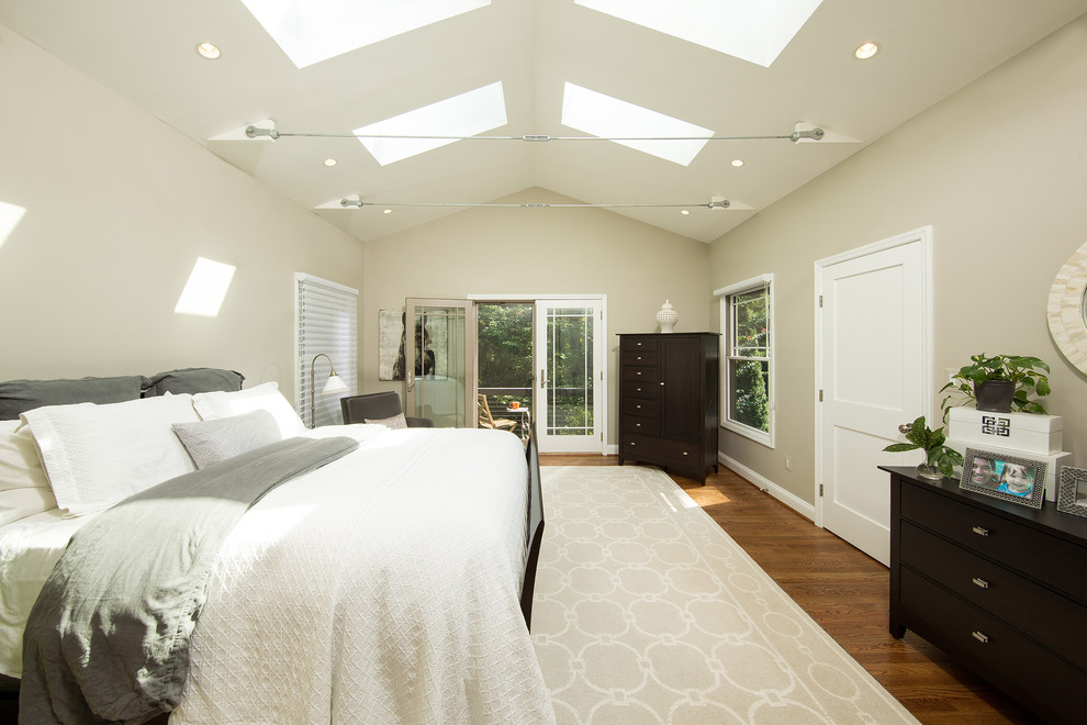 На фото: большая хозяйская спальня в стиле ретро с серыми стенами, паркетным полом среднего тона и коричневым полом с