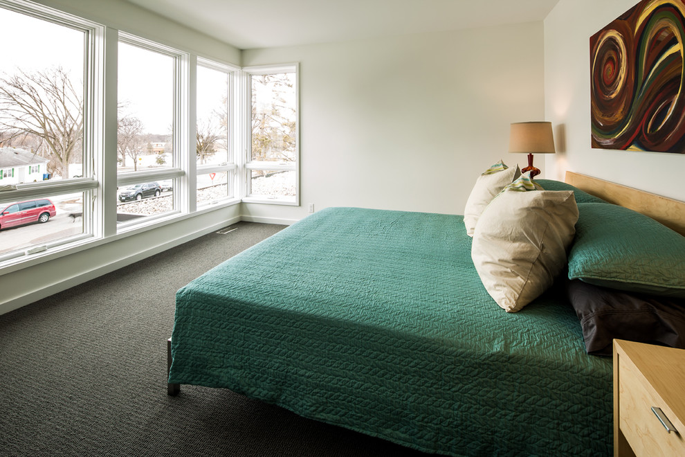 Свежая идея для дизайна: хозяйская спальня в стиле ретро с белыми стенами и ковровым покрытием - отличное фото интерьера