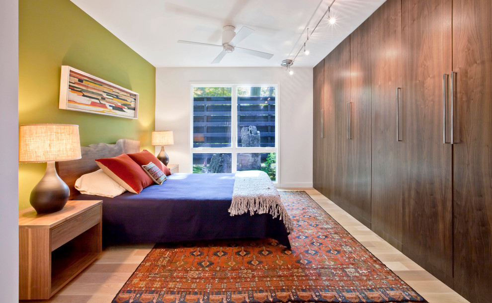 Cette image montre une chambre parentale vintage de taille moyenne avec un mur vert, parquet clair et un sol beige.