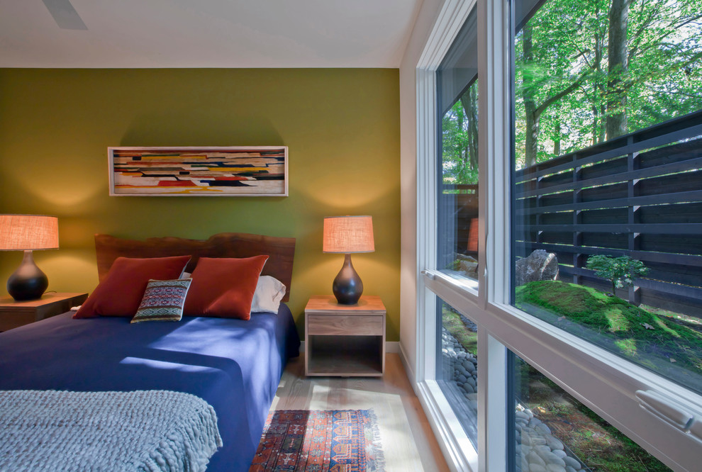 Diseño de dormitorio principal retro de tamaño medio con paredes verdes, suelo de madera clara y suelo beige