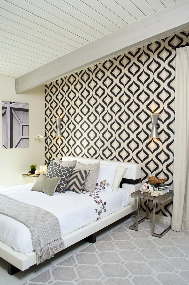 Свежая идея для дизайна: спальня в стиле ретро с разноцветными стенами и акцентной стеной - отличное фото интерьера