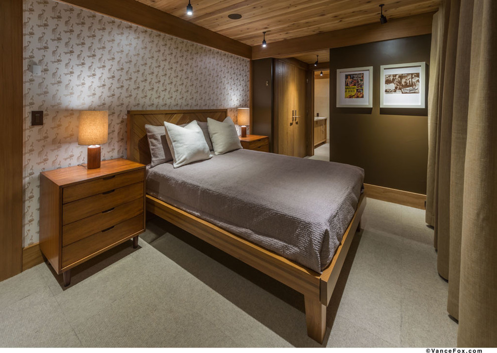 Ejemplo de habitación de invitados retro de tamaño medio sin chimenea con paredes verdes y moqueta