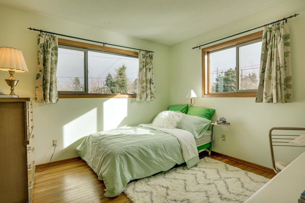 ポートランドにある中くらいなミッドセンチュリースタイルのおしゃれな客用寝室 (緑の壁、無垢フローリング、茶色い床) のインテリア