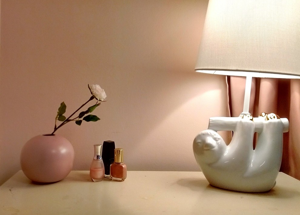 Источник вдохновения для домашнего уюта: хозяйская спальня среднего размера в стиле ретро с розовыми стенами, паркетным полом среднего тона и коричневым полом