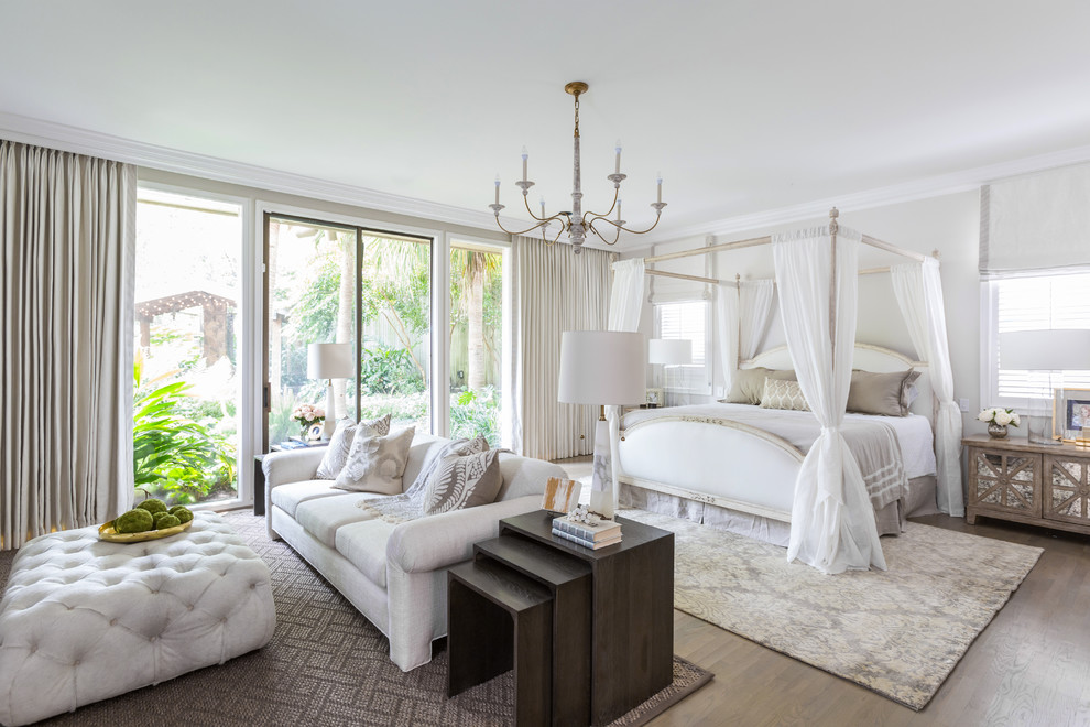 Maritimes Schlafzimmer ohne Kamin mit weißer Wandfarbe und braunem Holzboden in Houston