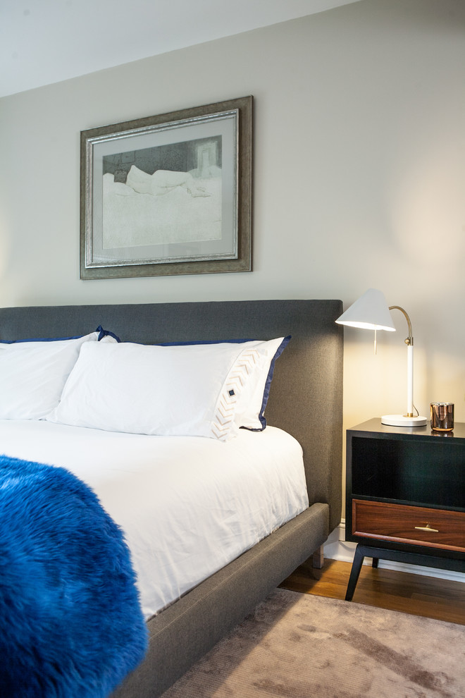Imagen de habitación de invitados retro de tamaño medio con paredes beige y suelo de madera en tonos medios