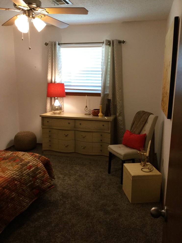 Cette image montre une chambre avec moquette vintage avec un mur blanc.
