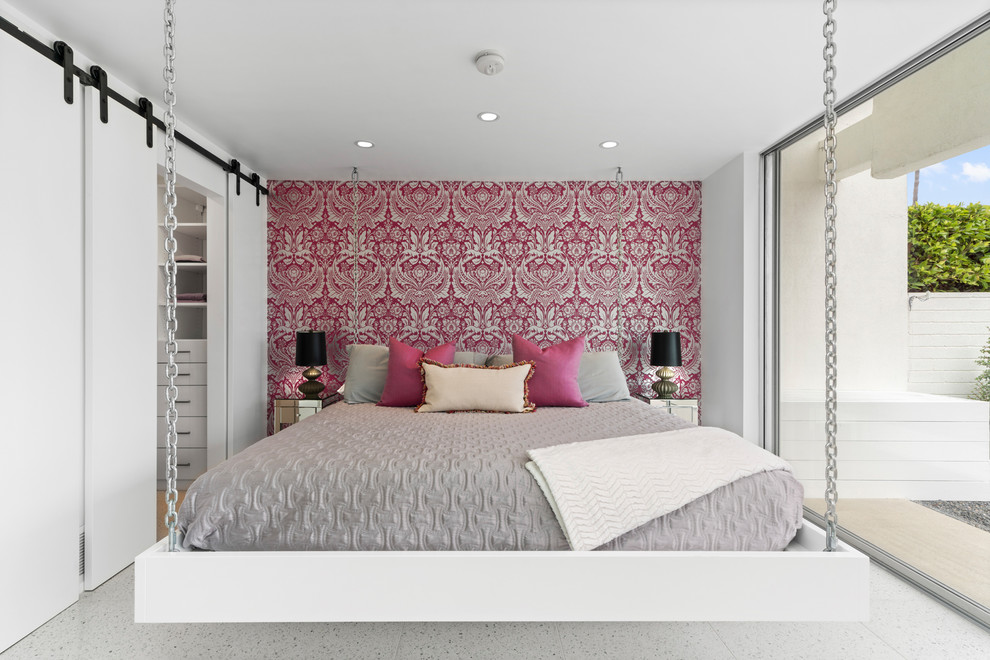 Cette photo montre une chambre parentale grise et rose rétro avec un mur rose et un sol gris.