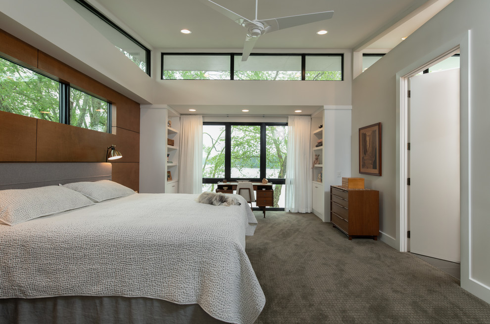 他の地域にある中くらいなミッドセンチュリースタイルのおしゃれな主寝室 (白い壁、カーペット敷き、グレーの床) のレイアウト