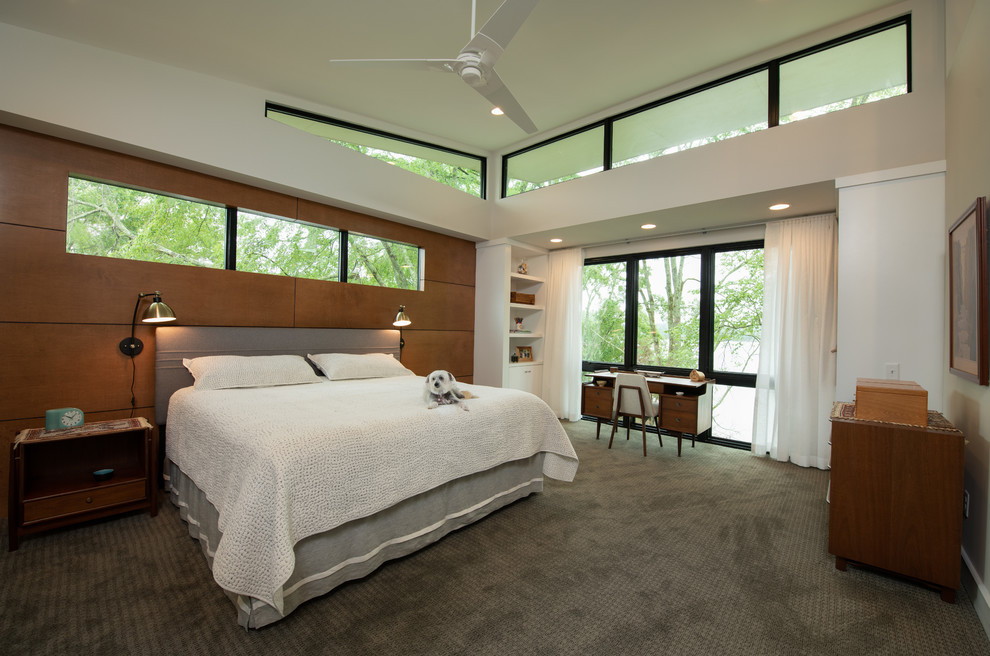 他の地域にある広いミッドセンチュリースタイルのおしゃれな主寝室 (白い壁、カーペット敷き、グレーの床) のレイアウト
