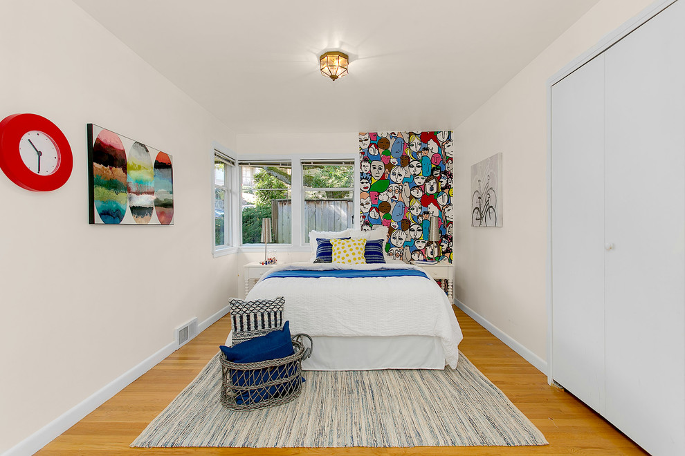 Foto di una camera degli ospiti minimalista di medie dimensioni con pareti beige, pavimento in legno massello medio e nessun camino