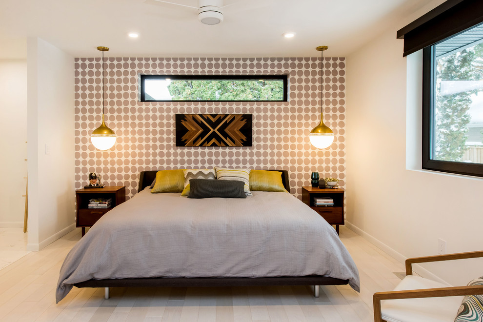 Foto de dormitorio principal retro grande con paredes blancas y suelo de madera clara