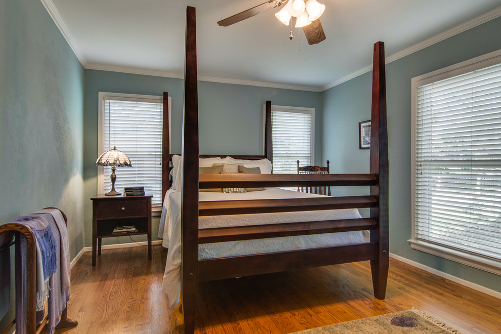 Diseño de habitación de invitados retro de tamaño medio sin chimenea con paredes verdes, suelo de madera clara y suelo naranja