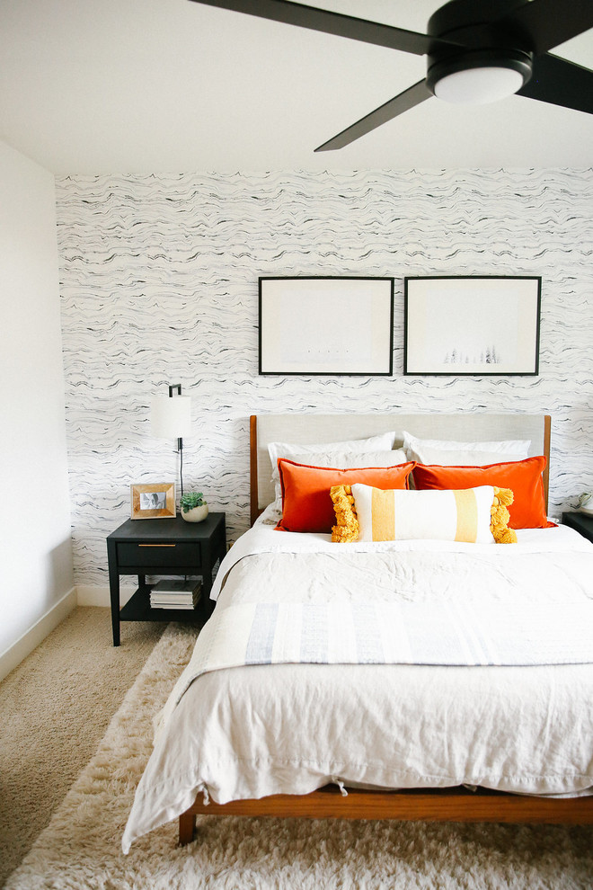 Стильный дизайн: хозяйская спальня среднего размера в стиле ретро с серыми стенами, ковровым покрытием и бежевым полом без камина - последний тренд