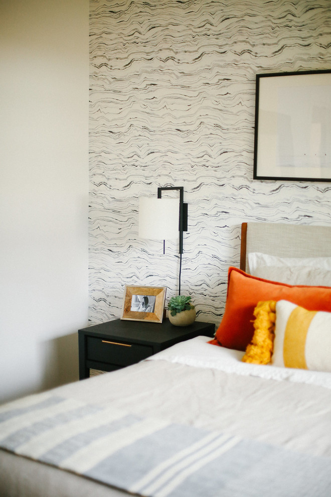 Ejemplo de dormitorio principal vintage de tamaño medio sin chimenea con paredes grises, moqueta y suelo beige