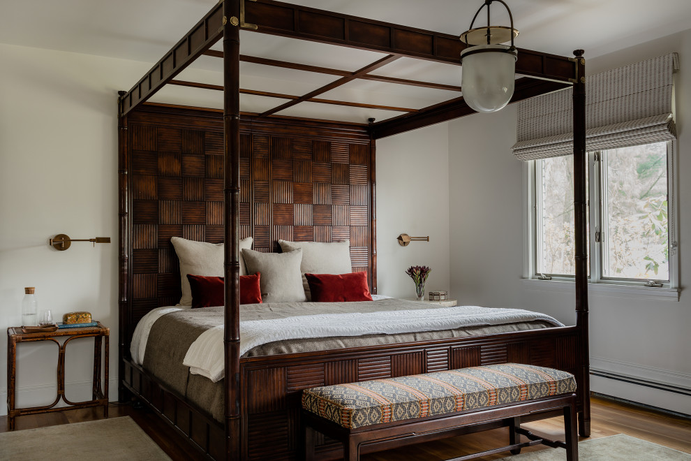 Modelo de dormitorio actual con paredes blancas, suelo de madera en tonos medios y suelo marrón
