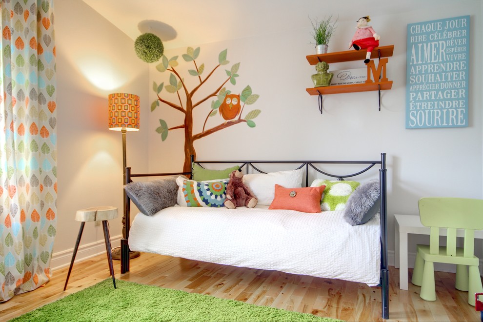 Foto de dormitorio tradicional de tamaño medio con paredes blancas y suelo de madera clara