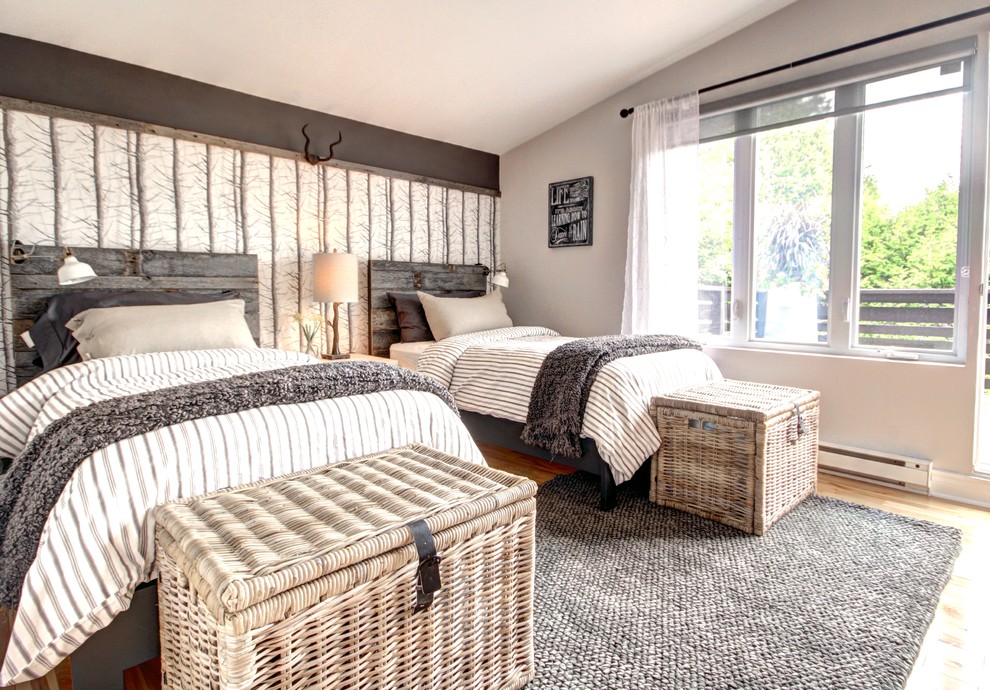 Diseño de habitación de invitados gris y blanca rural de tamaño medio con paredes grises y suelo de madera clara