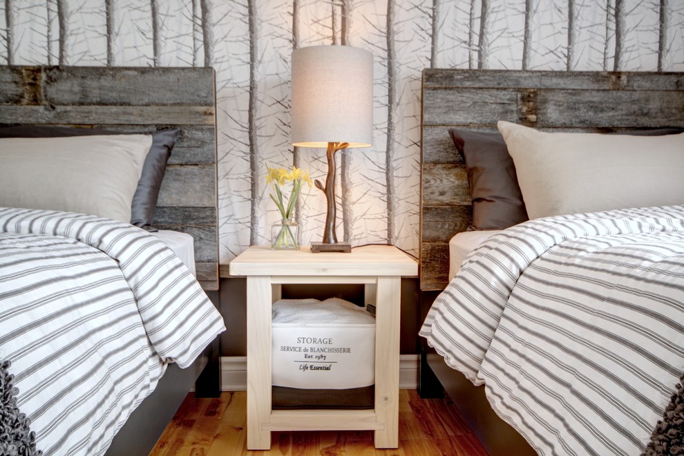 Diseño de habitación de invitados rústica de tamaño medio con suelo de madera en tonos medios