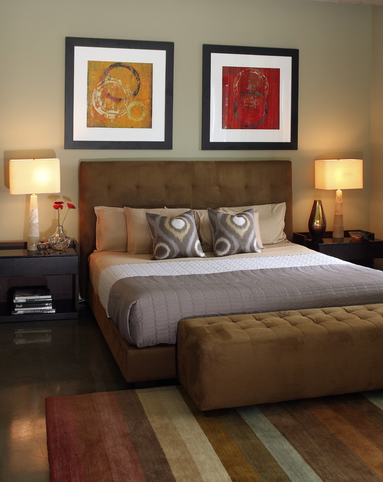 Modelo de dormitorio principal clásico renovado grande con paredes verdes y suelo de cemento