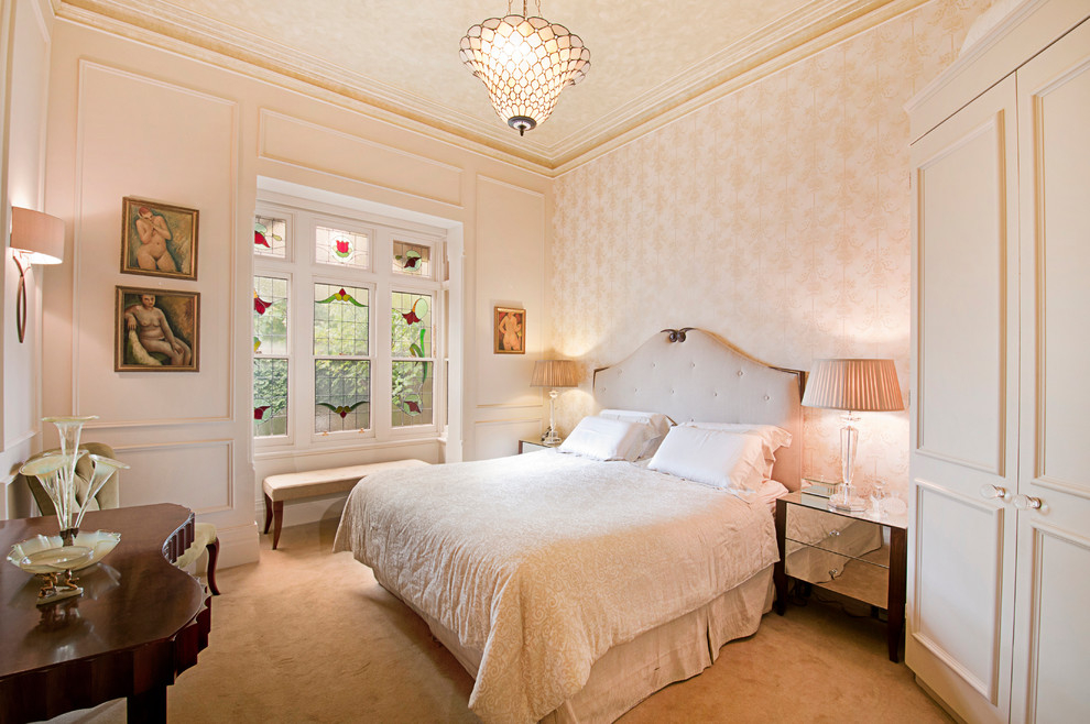 メルボルンにある広いトラディショナルスタイルのおしゃれな主寝室 (ベージュの壁、カーペット敷き、暖炉なし)