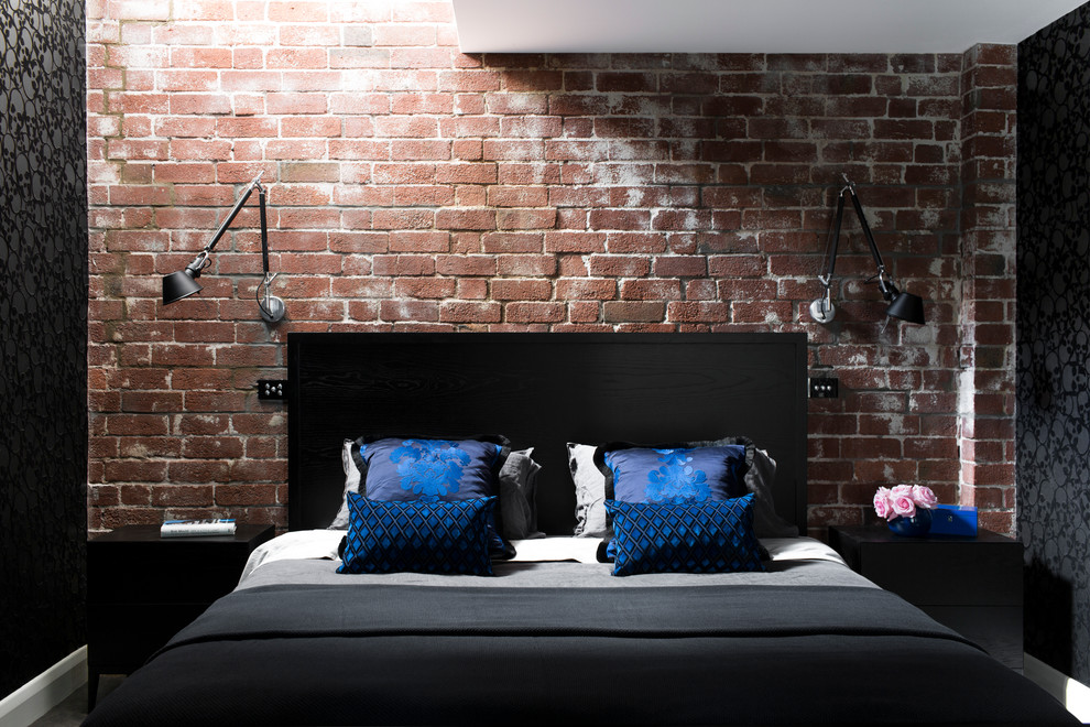 На фото: хозяйская спальня среднего размера в стиле фьюжн с черными стенами