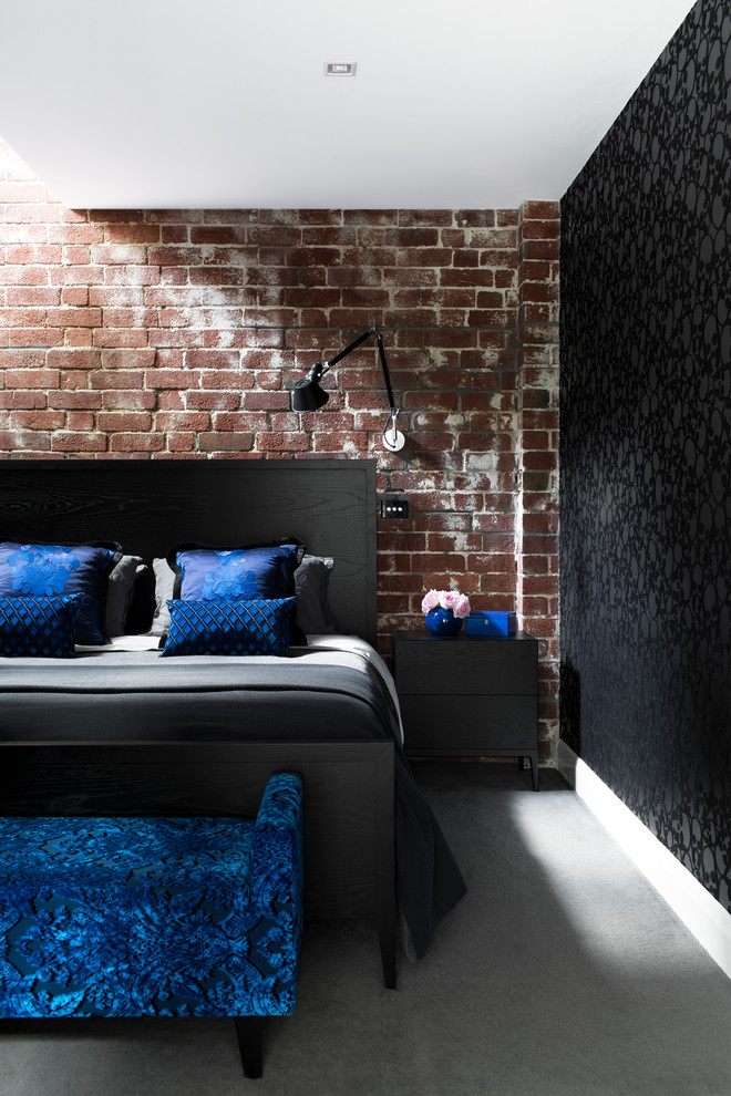 Mittelgroßes Industrial Hauptschlafzimmer mit schwarzer Wandfarbe und Keramikboden in Melbourne
