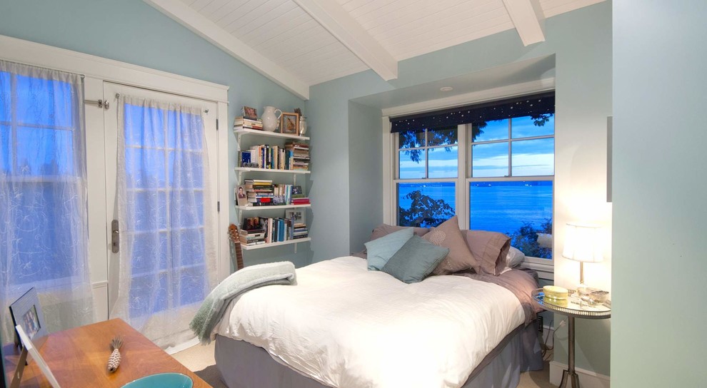 Foto de habitación de invitados costera de tamaño medio con paredes azules