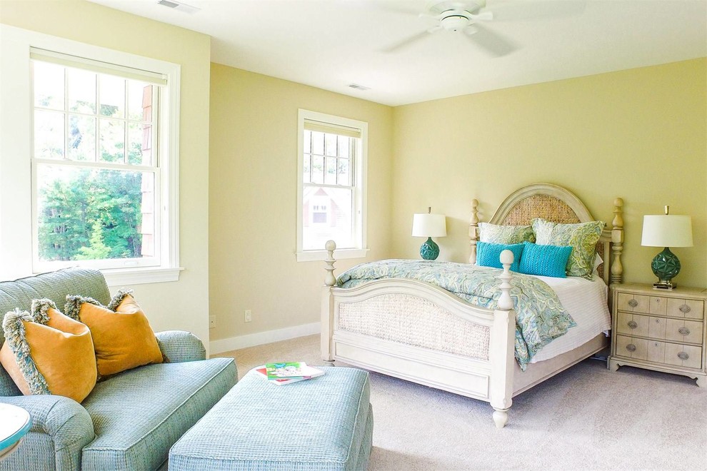 Свежая идея для дизайна: гостевая спальня среднего размера, (комната для гостей) в морском стиле с желтыми стенами, ковровым покрытием и серым полом - отличное фото интерьера