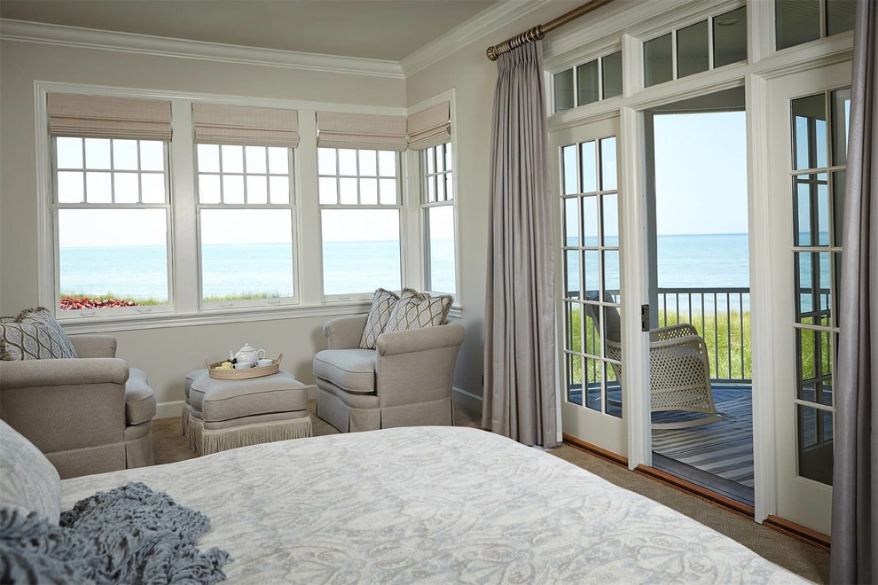 Стильный дизайн: хозяйская спальня среднего размера в морском стиле с серыми стенами, ковровым покрытием и серым полом - последний тренд