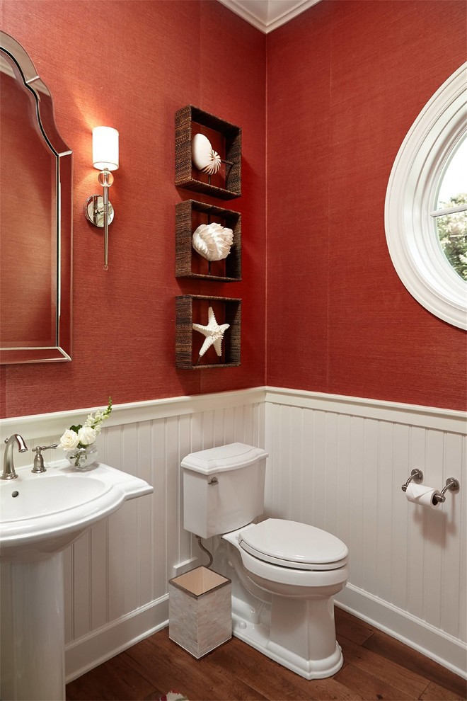 Mittelgroßes Maritimes Gästezimmer mit roter Wandfarbe, braunem Holzboden und braunem Boden in New York