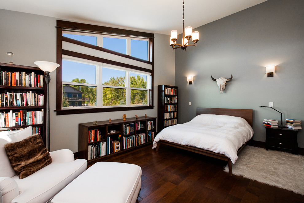 Idée de décoration pour une chambre chalet avec un mur gris, parquet foncé et un sol marron.