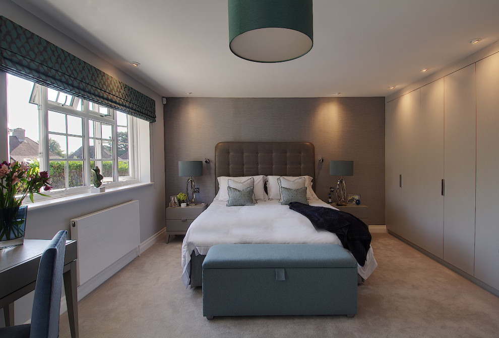 Стильный дизайн: большая хозяйская спальня в современном стиле с синими стенами, ковровым покрытием, серым полом и обоями на стенах - последний тренд