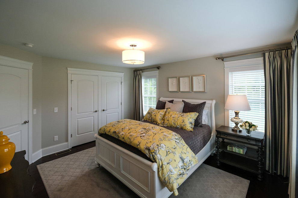 Foto de habitación de invitados clásica renovada de tamaño medio sin chimenea con paredes grises, suelo de madera oscura y suelo marrón