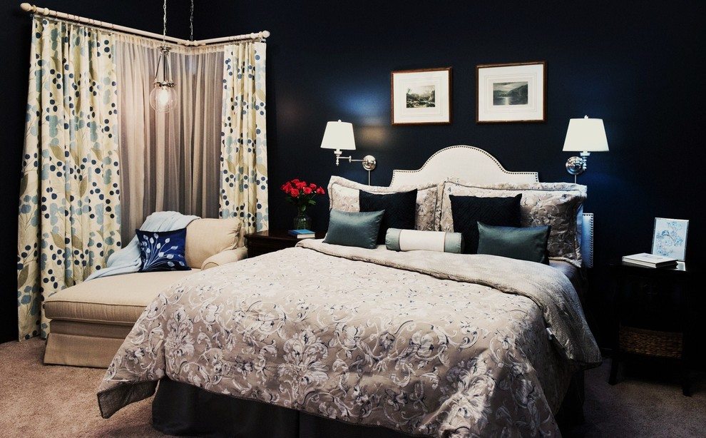 Modelo de dormitorio principal tradicional de tamaño medio con paredes azules