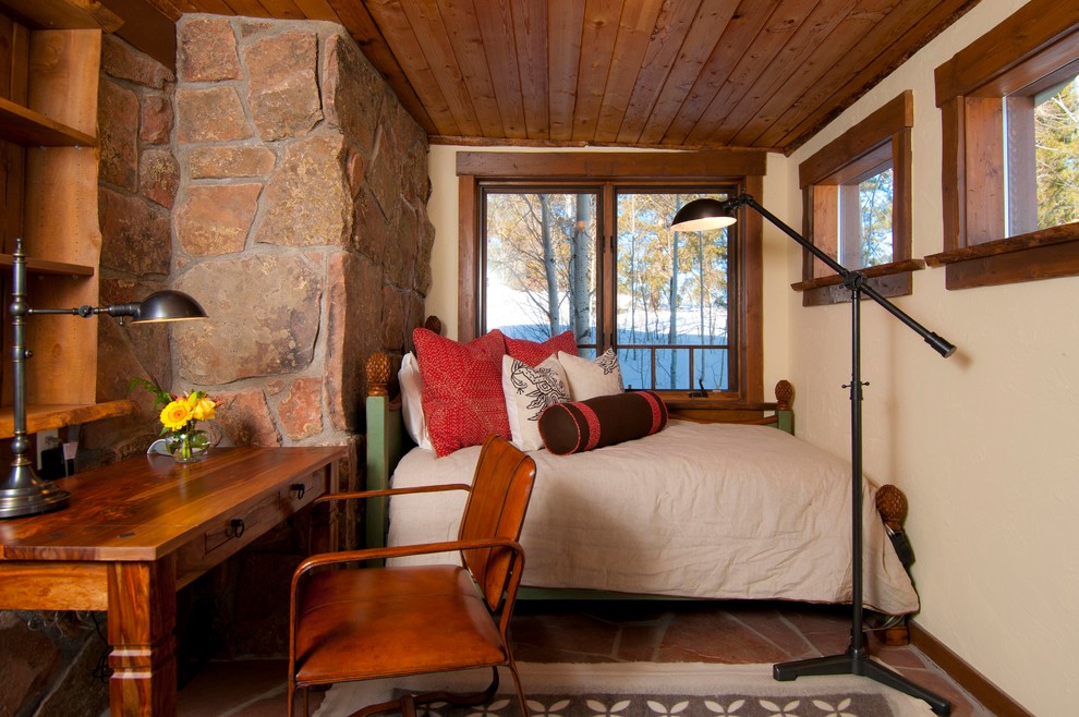 Idee per una camera da letto rustica con pareti beige